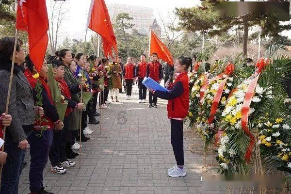 如何用羽绒马甲搭配，保暖又活力满满？